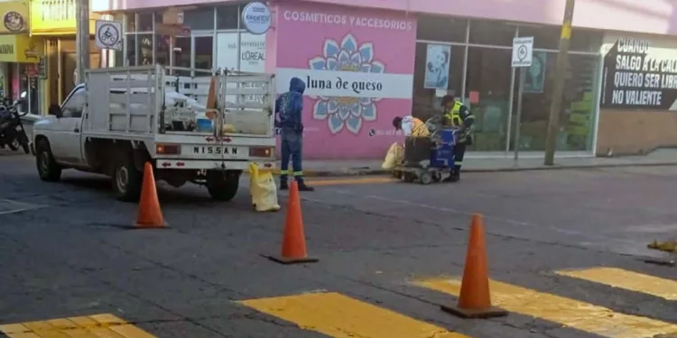 Personal técnico ejecuta trabajos de balizamiento, pinta y renovación de pasos peatonales.