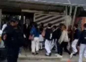 Policías y agentes de vialidad de Huajuapan blindan los accesos escolares.