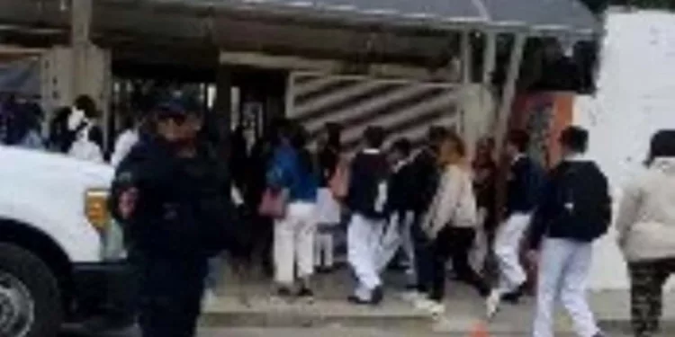 Policías y agentes de vialidad de Huajuapan blindan los accesos escolares.