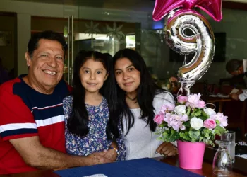 Foto: Rubén Morales // Sara Victoria Aquino Dávalos celebró con alegría su noveno cumpleaños en compañía de su mamá y su abuelito.