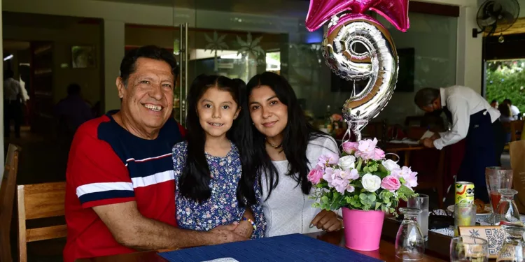 Foto: Rubén Morales // Sara Victoria Aquino Dávalos celebró con alegría su noveno cumpleaños en compañía de su mamá y su abuelito.