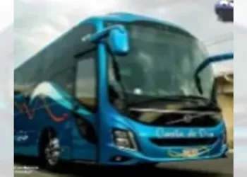 El conductor del autobús informó a los uniformados que el sujeto venía alterando el orden.