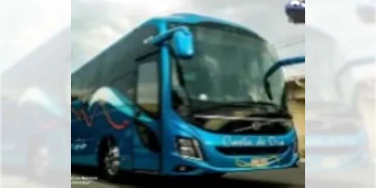 El conductor del autobús informó a los uniformados que el sujeto venía alterando el orden.
