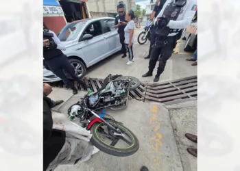La motocicleta Itálika quedó tendida sobre la cinta asfáltica tras el fuerte impacto.
