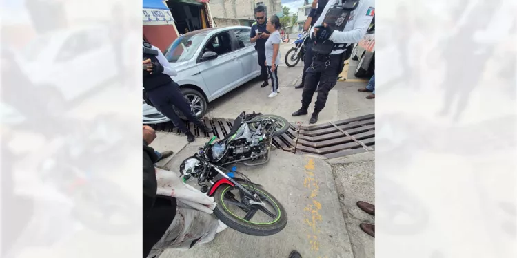 La motocicleta Itálika quedó tendida sobre la cinta asfáltica tras el fuerte impacto.
