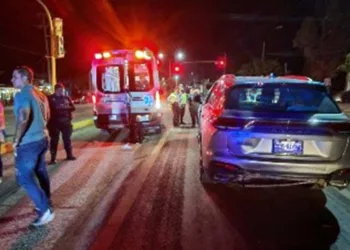 Paramédicos del Heroico Cuerpo de Bomberos valoraron las lesiones del motociclista de 27 años.