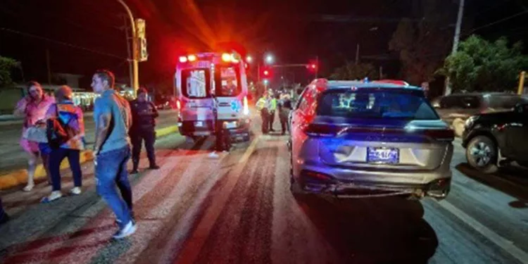Paramédicos del Heroico Cuerpo de Bomberos valoraron las lesiones del motociclista de 27 años.
