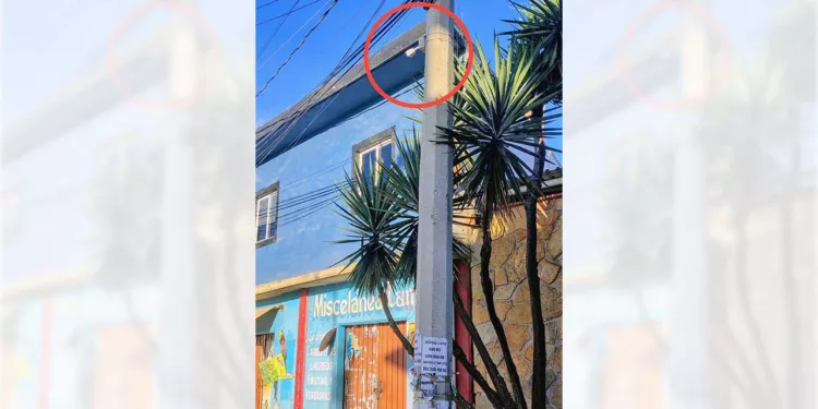 Foto: cortesía // Cámara de vigilancia colocada en postes de electricidad en San Lorenzo Cacaotepec.