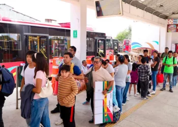 Dan banderazo de salida a unidades de dos pisos Binnibus