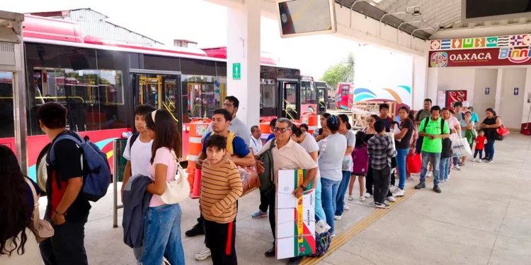 Dan banderazo de salida a unidades de dos pisos Binnibus