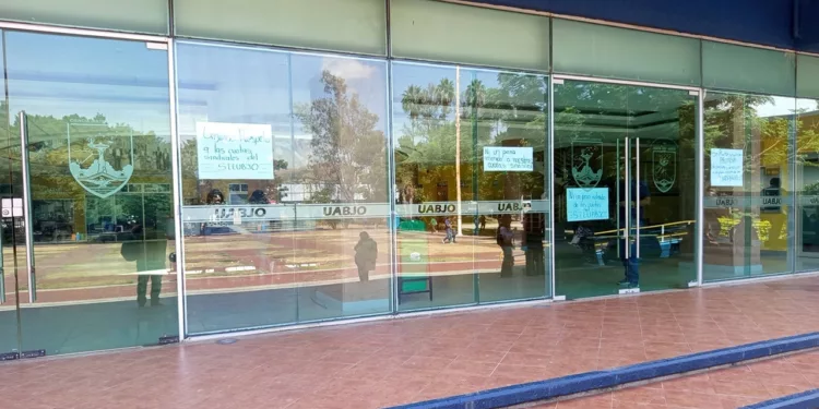 De nuevo, STEUABJO toma rectoría de la UABJO; exige cuotas sindicales