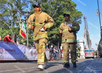 Fotos: Leobardo García // Bomberos celebraron su día corriendo.