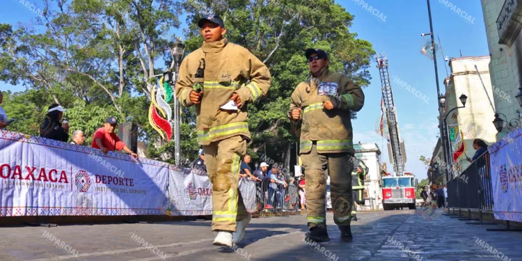 Fotos: Leobardo García // Bomberos celebraron su día corriendo.