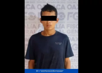 Huye en motocicleta, lo alcanzan y le encuentran 11 dosis de “cristal” en Tehuantepec