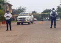 Autoridades acordonaron la zona donde fue localizado el matrimonio sin vida dentro de una camioneta.
