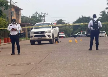 Autoridades acordonaron la zona donde fue localizado el matrimonio sin vida dentro de una camioneta.