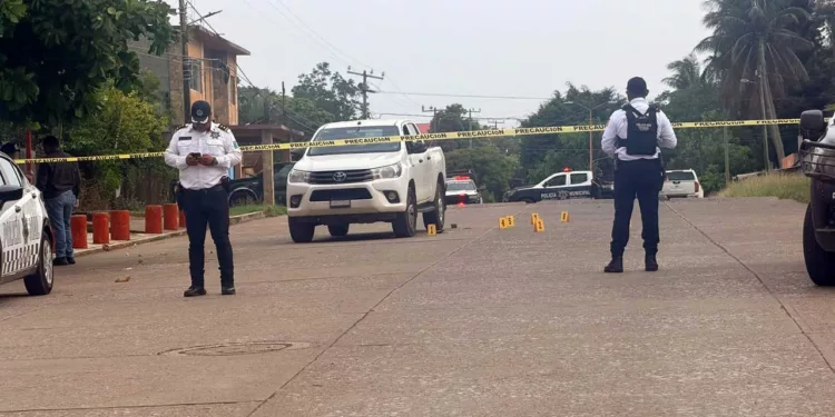 Autoridades acordonaron la zona donde fue localizado el matrimonio sin vida dentro de una camioneta.