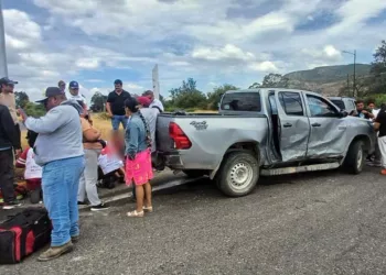 Foto: redes sociales // Accidente sobre la carretera 190 el 15 de agosto de 2026, en el perímetro del crucero de San Pablo Villa de Mitla, entre un automóvil particular y un taxi foráneo.