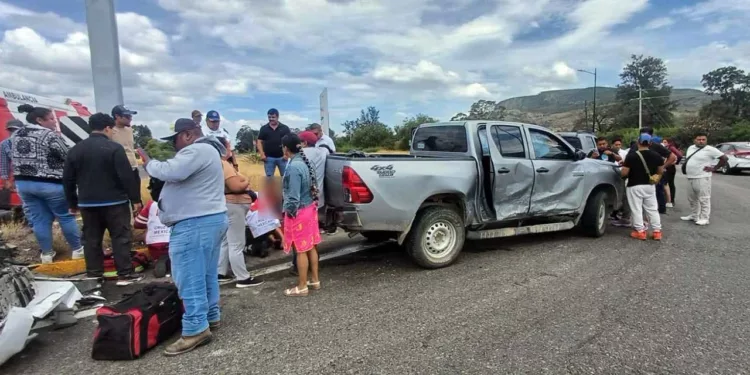 Foto: redes sociales // Accidente sobre la carretera 190 el 15 de agosto de 2026, en el perímetro del crucero de San Pablo Villa de Mitla, entre un automóvil particular y un taxi foráneo.