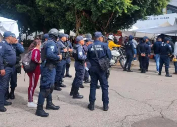 Foto: Redes sociales // Acometida de la ASEO en el tianguis de la colonia Reforma para “afiliar” a comerciantes.