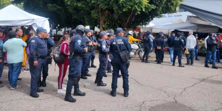 Foto: Redes sociales // Acometida de la ASEO en el tianguis de la colonia Reforma para “afiliar” a comerciantes.