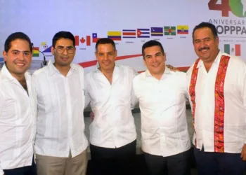 Foto: Facebook // Alejandro Murat y Alito Moreno, entre otros, cuando todos era “amigos”.