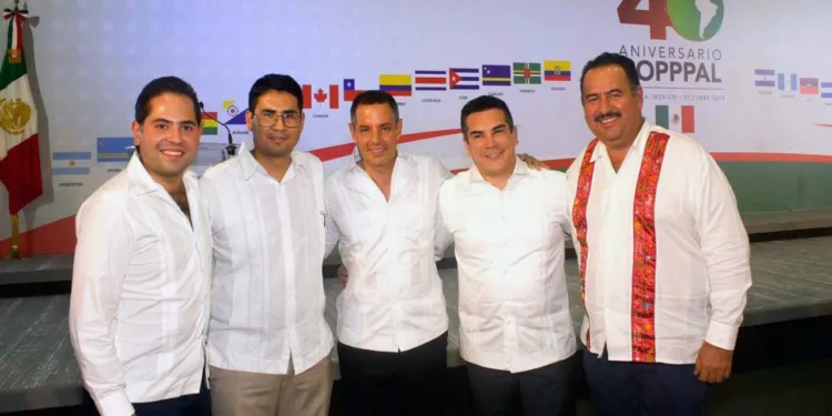 Foto: Facebook // Alejandro Murat y Alito Moreno, entre otros, cuando todos era “amigos”.
