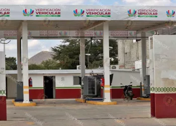 Foto: Adrián Gaytán // Apenas han verificado emisiones contaminantes 1 de cada 10 autos en Oaxaca.