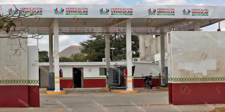 Foto: Adrián Gaytán // Apenas han verificado emisiones contaminantes 1 de cada 10 autos en Oaxaca.