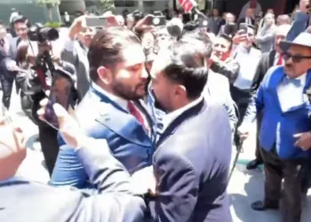 VIDEO | ¡Hay tiro en el Congreso! Arturo Ávila y Carlos Gutiérrez Mancilla se enfrentan a empujones e insultos