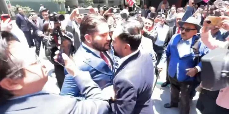 VIDEO | ¡Hay tiro en el Congreso! Arturo Ávila y Carlos Gutiérrez Mancilla se enfrentan a empujones e insultos