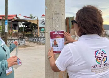 Foto: Comisión Estatal de Búsqueda de Personas de Oaxaca // Así buscan en Oaxaca a los desaparecidos, colocando hojas en los postes.
