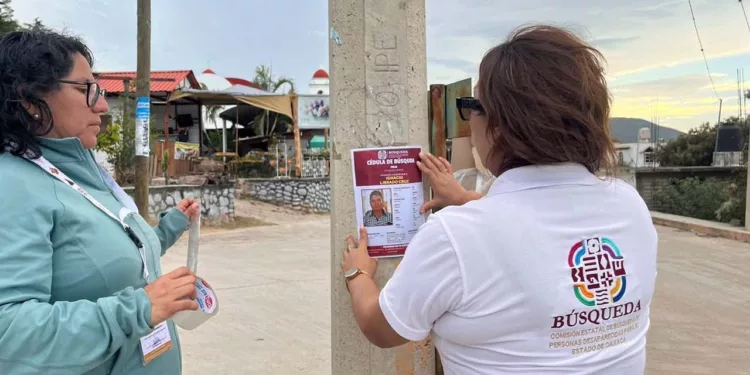 Foto: Comisión Estatal de Búsqueda de Personas de Oaxaca // Así buscan en Oaxaca a los desaparecidos, colocando hojas en los postes.