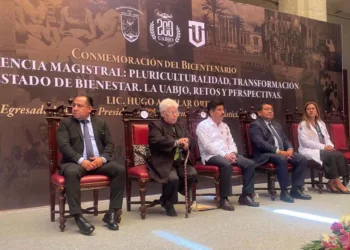Autoridades, docentes, estudiantes y exalumnos se reunieron en el patio central del Edificio Central para celebrar 200 años de historia universitaria.