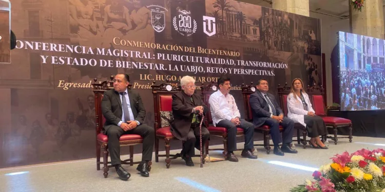 Autoridades, docentes, estudiantes y exalumnos se reunieron en el patio central del Edificio Central para celebrar 200 años de historia universitaria.