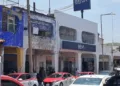 Asaltan banco a media cuadra del palacio municipal; delincuentes vuelven a burlar el operativo
