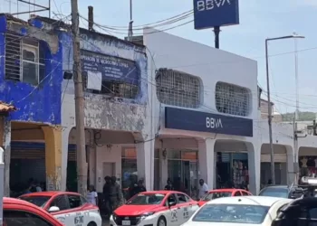 Asaltan banco a media cuadra del palacio municipal; delincuentes vuelven a burlar el operativo