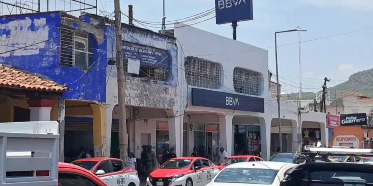 Asaltan banco a media cuadra del palacio municipal; delincuentes vuelven a burlar el operativo