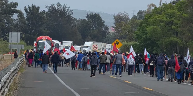 ¡Nochixtlán amanece bloqueado! Organizaciones toman autopista y carretera para exigir respuestas