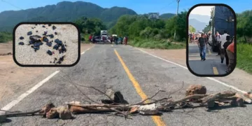 Playa contaminada y carretera bloqueada: pescadores paralizan la vía Salina Cruz-Huatulco