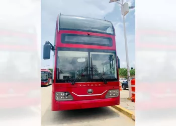 Foto: Adrián Gaytán // BinniBus al estilo londinense para el tránsito en calles plagadas de baches y trampas aéreas.
