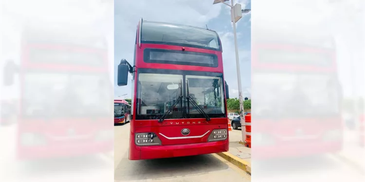 Foto: Adrián Gaytán // BinniBus al estilo londinense para el tránsito en calles plagadas de baches y trampas aéreas.