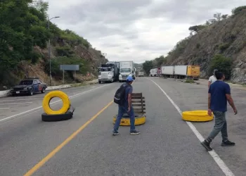 Foto: redes sociales // Bloqueo a la caseta de Huitzo por segundo día consecutivo. Silencio de Capufe.