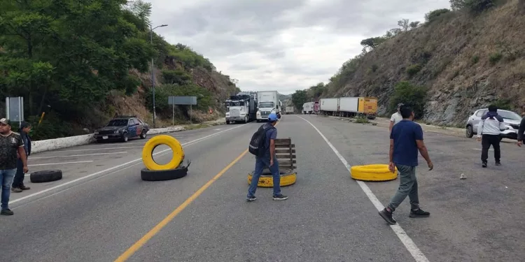 Foto: redes sociales // Bloqueo a la caseta de Huitzo por segundo día consecutivo. Silencio de Capufe.