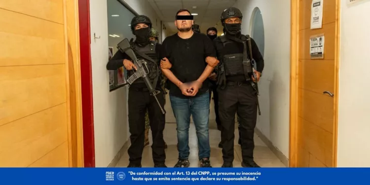 Foto: FGEO // Carlos Miguel M. M., alias “El Abulón”, fue detenido en un fraccionamiento privado de Oaxaca de Juárez durante un operativo de fuerzas estatales y federales.