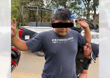 Ciudadanos difundieron el rostro de un individuo detenido tras un asalto en la vía Arrazola-San Pedro Ixtlahuaca.