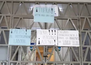 Cartulinas pegadas en oficinas de rectoría en protesta del acoso a sindicalizados.