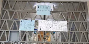 Cartulinas pegadas en oficinas de rectoría en protesta del acoso a sindicalizados.
