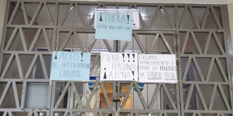 Cartulinas pegadas en oficinas de rectoría en protesta del acoso a sindicalizados.
