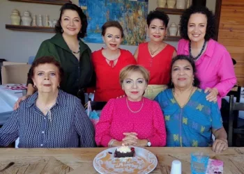 Foto: Rubén Morales // Chelita Muro, Tere San Pedro, Laura Alonso, Laura Valencia, María Eugenia Villanueva y Cristy Palacios acompañaron a Sandra en esta alegre celebración.